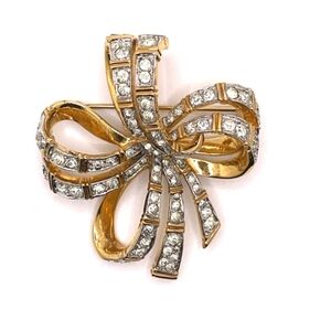 Jomaz Signed Vintage Gold Tone Rhinestone Dimensional Bow Pin Brooch
